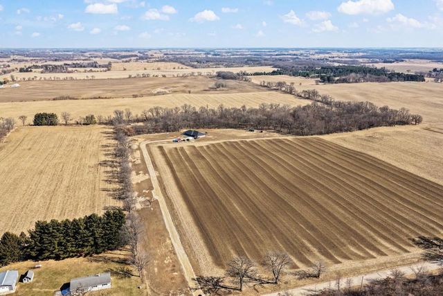 11218 N Crocker Road, Brooklyn, WI 53521
