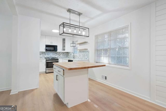 920 Kings Court, Woodstock, GA 30189