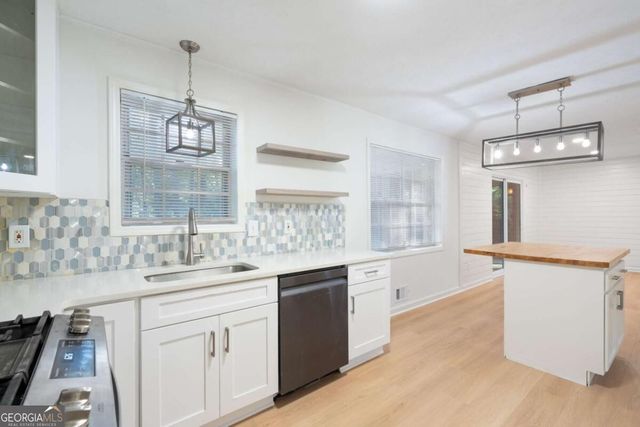 920 Kings Court, Woodstock, GA 30189