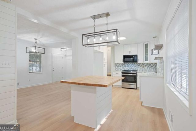 920 Kings Court, Woodstock, GA 30189