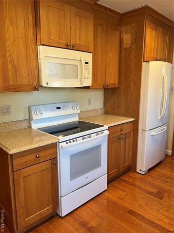 7 Floyd Place, East Norwich, NY 11732