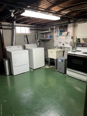 7 Floyd Place, East Norwich, NY 11732