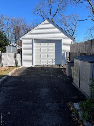 7 Floyd Place, East Norwich, NY 11732