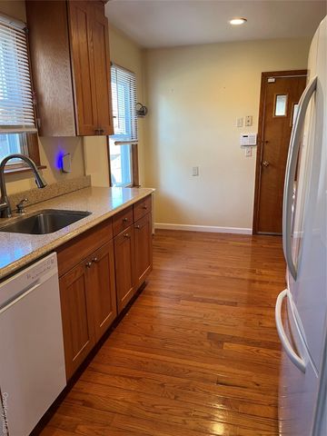 7 Floyd Place, East Norwich, NY 11732