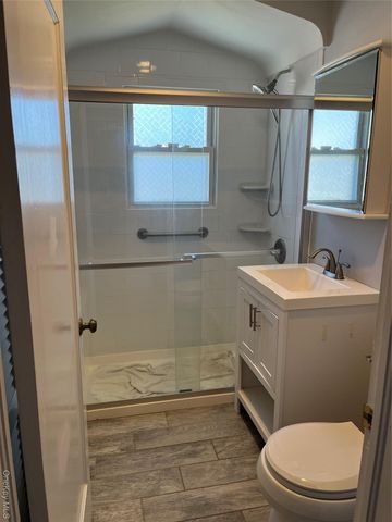 7 Floyd Place, East Norwich, NY 11732