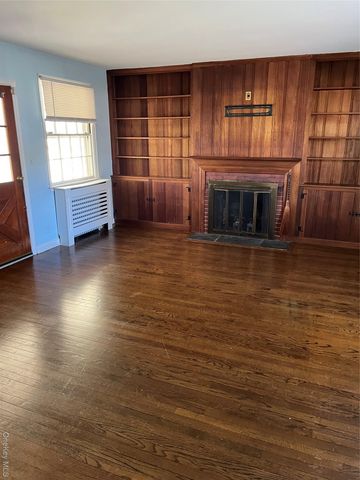 7 Floyd Place, East Norwich, NY 11732