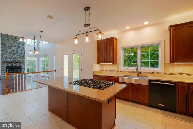 8038 HOLLAND RD, Alexandria, VA 22306