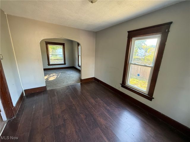 1033 Olive Avenue NE, Warren, OH 44483