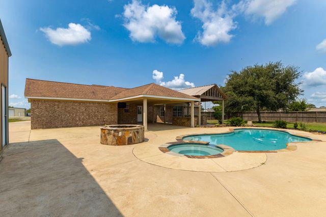 1812 Settlers Court Drive, Sealy, TX 77474