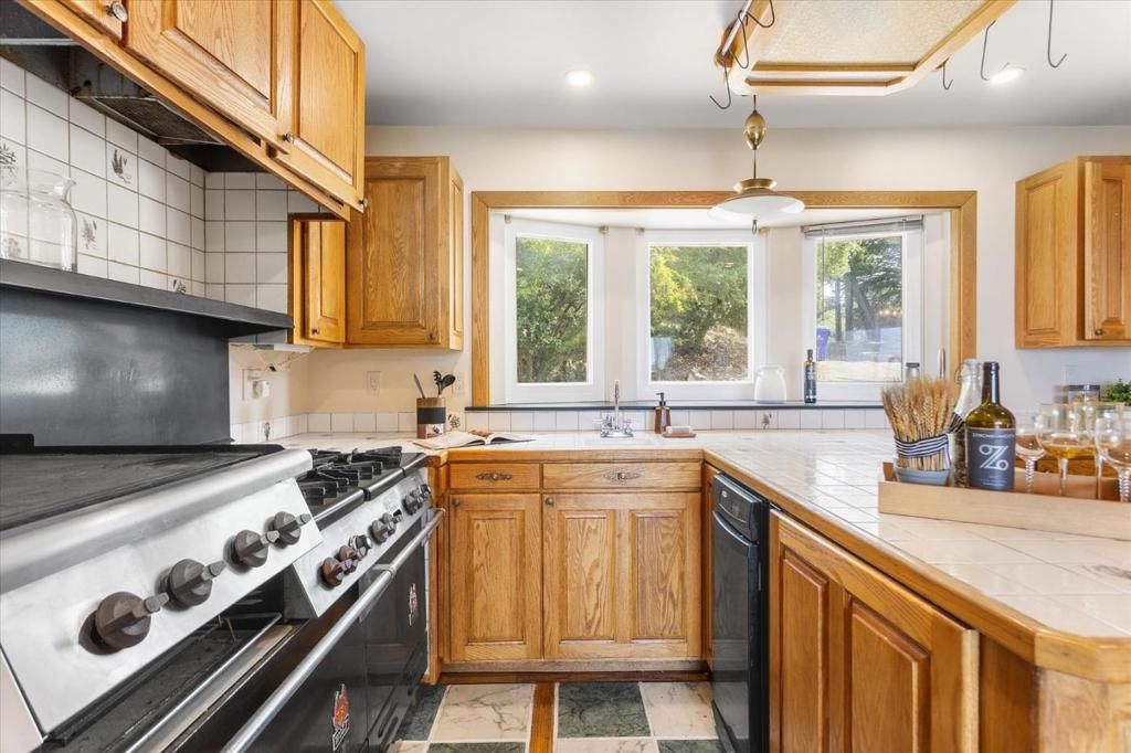 Image 12 of property listing at 13901 Skyline Boulevard, Oakland, CA 94619