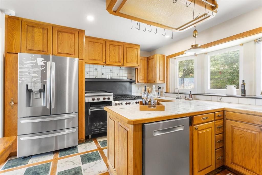 Image 13 of property listing at 13901 Skyline Boulevard, Oakland, CA 94619