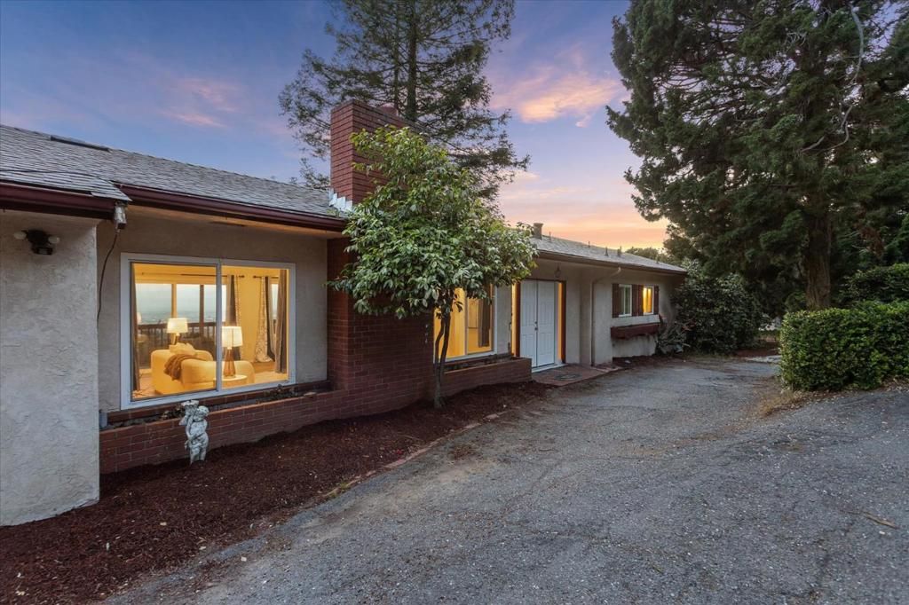 Image 2 of property listing at 13901 Skyline Boulevard, Oakland, CA 94619