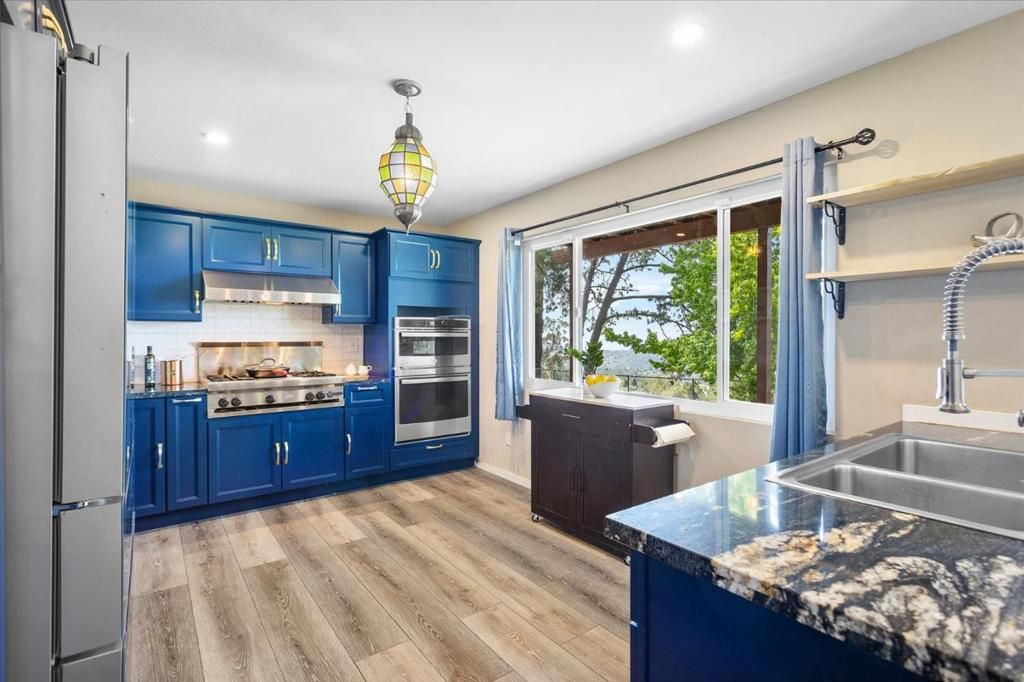 Image 31 of property listing at 13901 Skyline Boulevard, Oakland, CA 94619