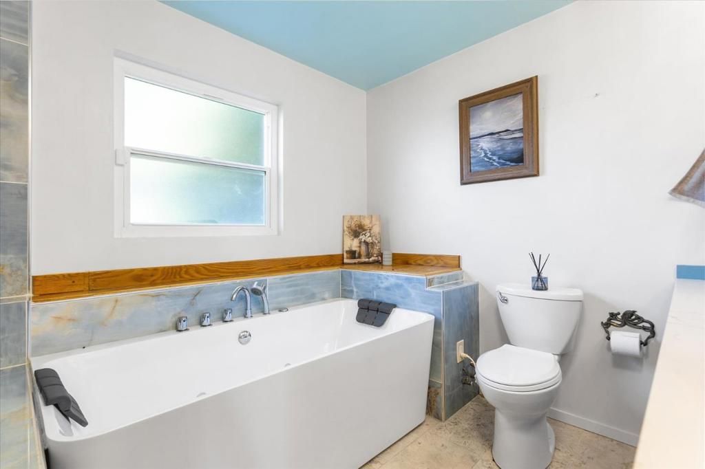 Image 41 of property listing at 13901 Skyline Boulevard, Oakland, CA 94619