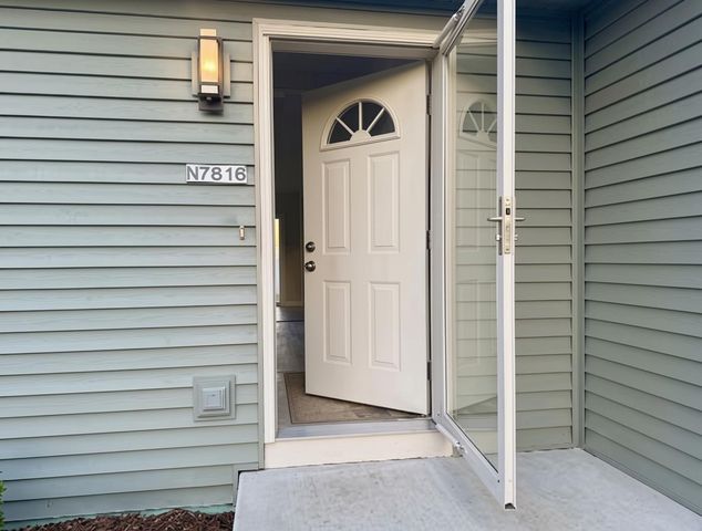 N7816 Maple Ridge ROAD, Oconomowoc, WI 53066