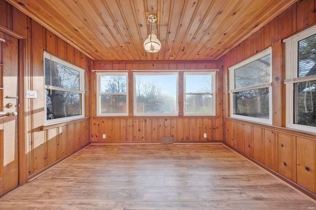 5910 Newburgh Road, Evansville, IN 47715