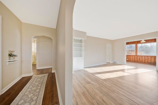 5910 Newburgh Road, Evansville, IN 47715