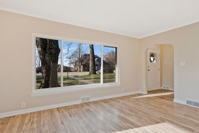 5910 Newburgh Road, Evansville, IN 47715