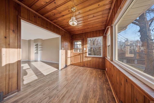 5910 Newburgh Road, Evansville, IN 47715