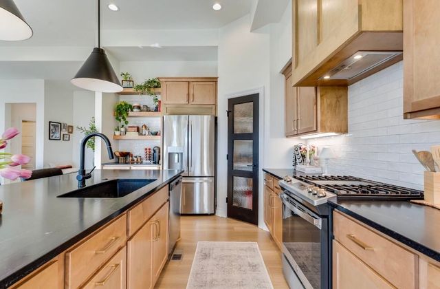 1605 N Lakeside Dr, Andover, KS 67002