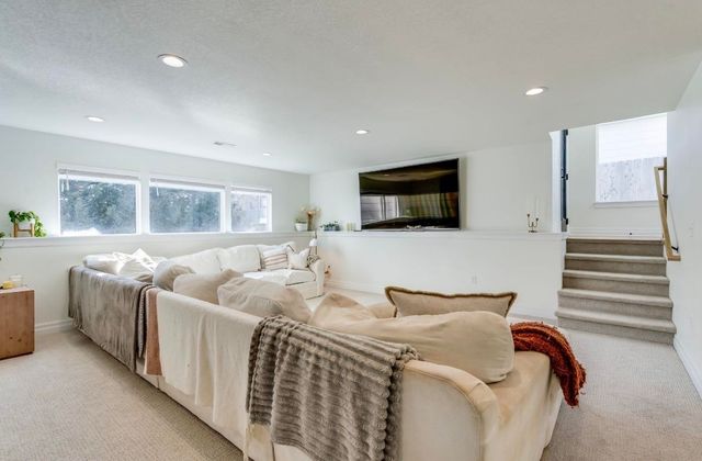 1605 N Lakeside Dr, Andover, KS 67002