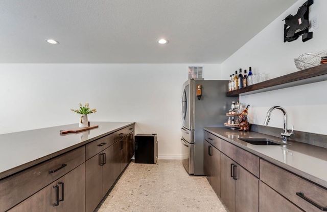 1605 N Lakeside Dr, Andover, KS 67002