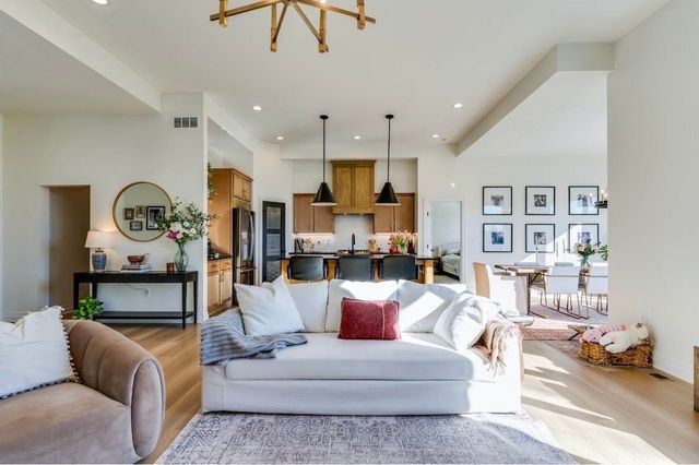 1605 N Lakeside Dr, Andover, KS 67002