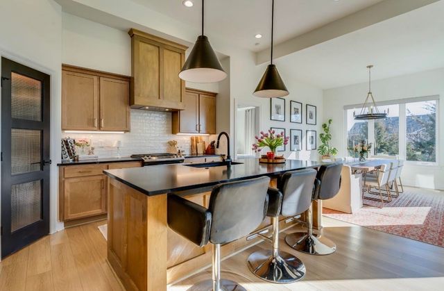 1605 N Lakeside Dr, Andover, KS 67002