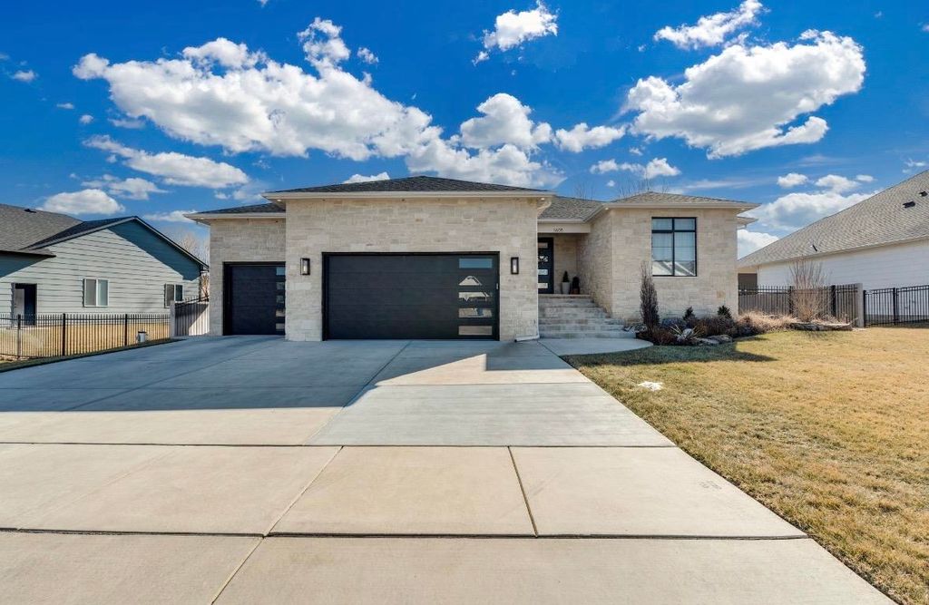 1605 N Lakeside Dr, Andover, KS 67002