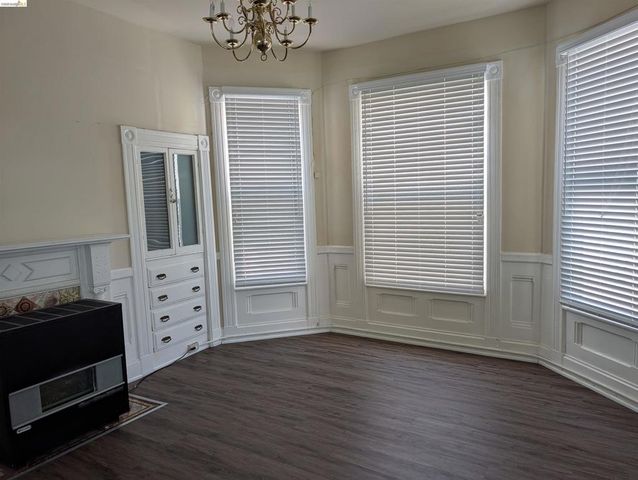 1086 66Th St, Oakland, CA 94608