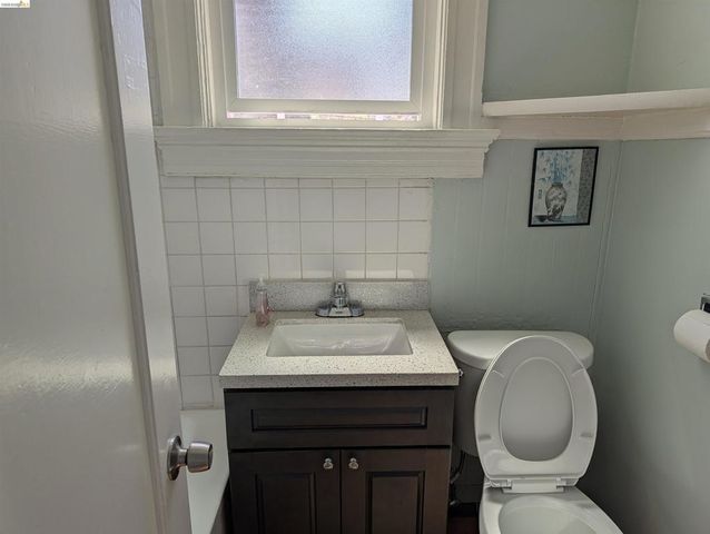 1086 66Th St, Oakland, CA 94608