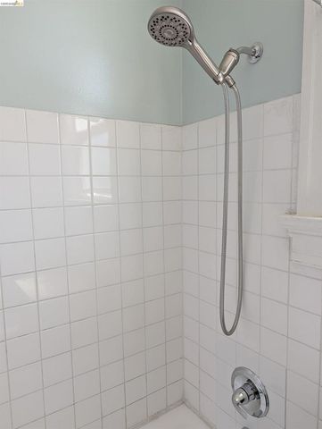 1086 66Th St, Oakland, CA 94608