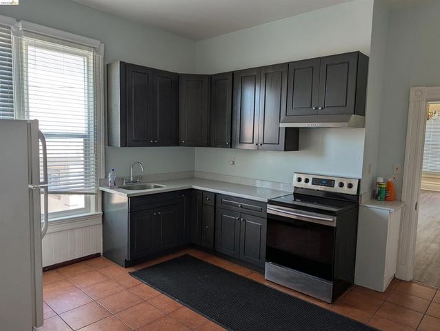 1086 66Th St, Oakland, CA 94608