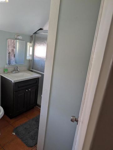 1086 66Th St, Oakland, CA 94608