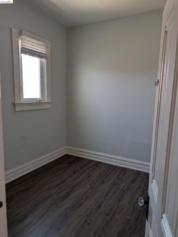 1086 66Th St, Oakland, CA 94608