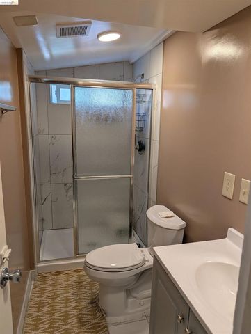 1086 66Th St, Oakland, CA 94608