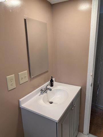 1086 66Th St, Oakland, CA 94608