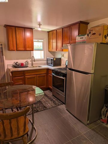 1086 66Th St, Oakland, CA 94608