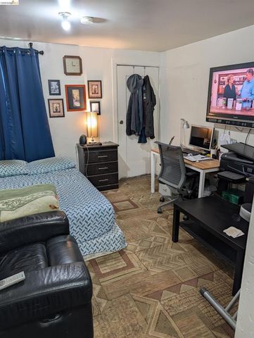 1086 66Th St, Oakland, CA 94608