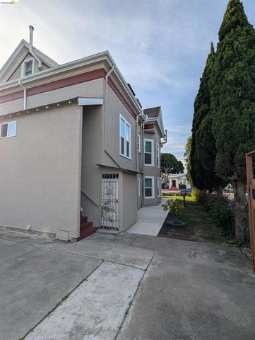 1086 66Th St, Oakland, CA 94608
