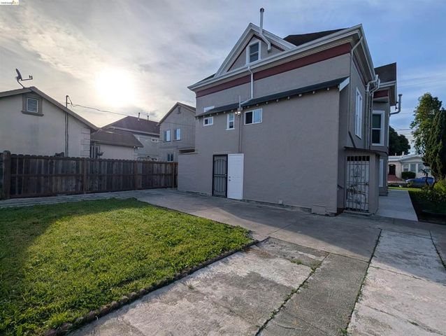1086 66Th St, Oakland, CA 94608