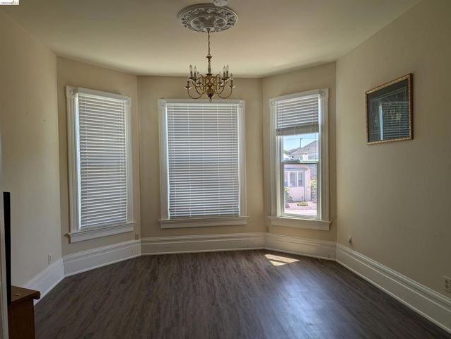 1086 66Th St, Oakland, CA 94608