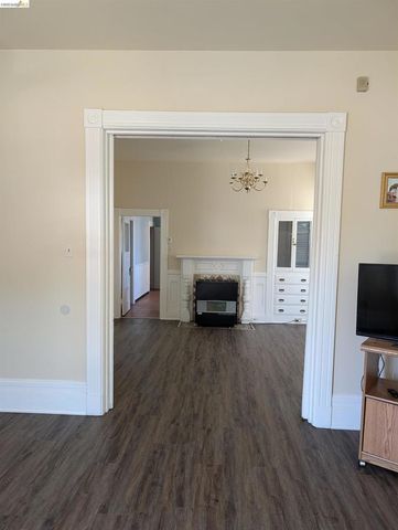 1086 66Th St, Oakland, CA 94608