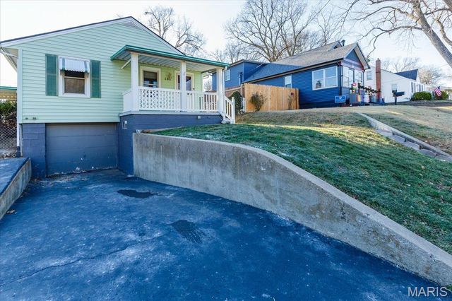 829 Perry Street, St Charles, MO 63301