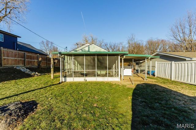 829 Perry Street, St Charles, MO 63301