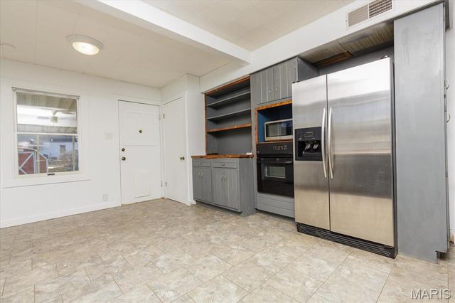 829 Perry Street, St Charles, MO 63301