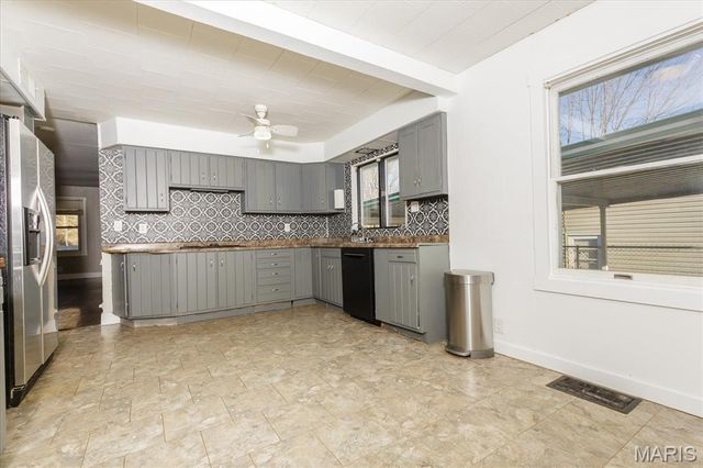 829 Perry Street, St Charles, MO 63301