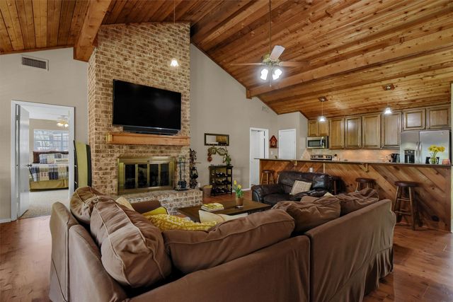 1214 Kiowa Drive E, Lake Kiowa, TX 76240