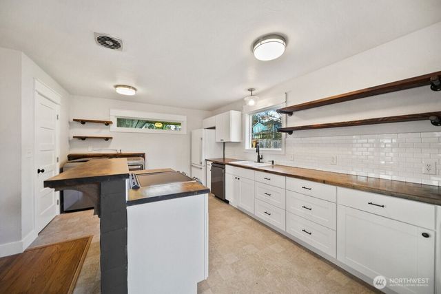 6516 Lake Drive, Bremerton, WA 98312