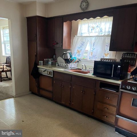 166 E BROAD ST, Gibbstown, NJ 08027